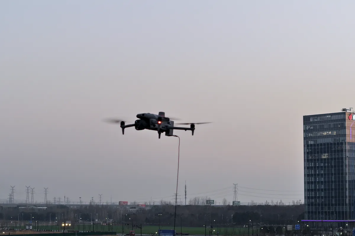 Drone filaire compact en vol stationnaire au crépuscule