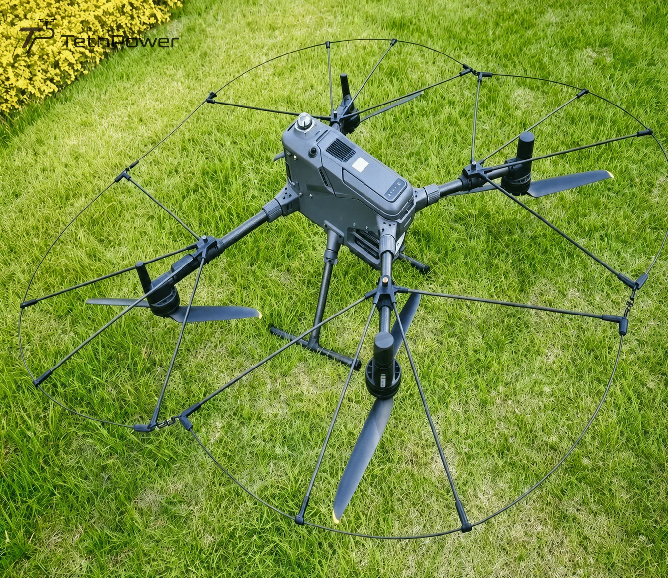 DJI Matrice 400 с защитой из одного обода вокруг всех четырёх винтов.