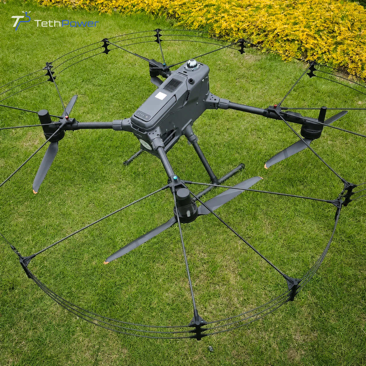 DJI Matrice 400 с защитой из трёх ободов вокруг всех четырёх винтов.