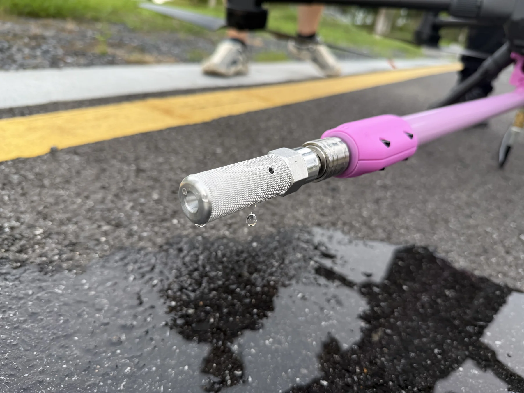 Dual-mode foam and water drone cleaning nozzle installed on an airborne lance.
